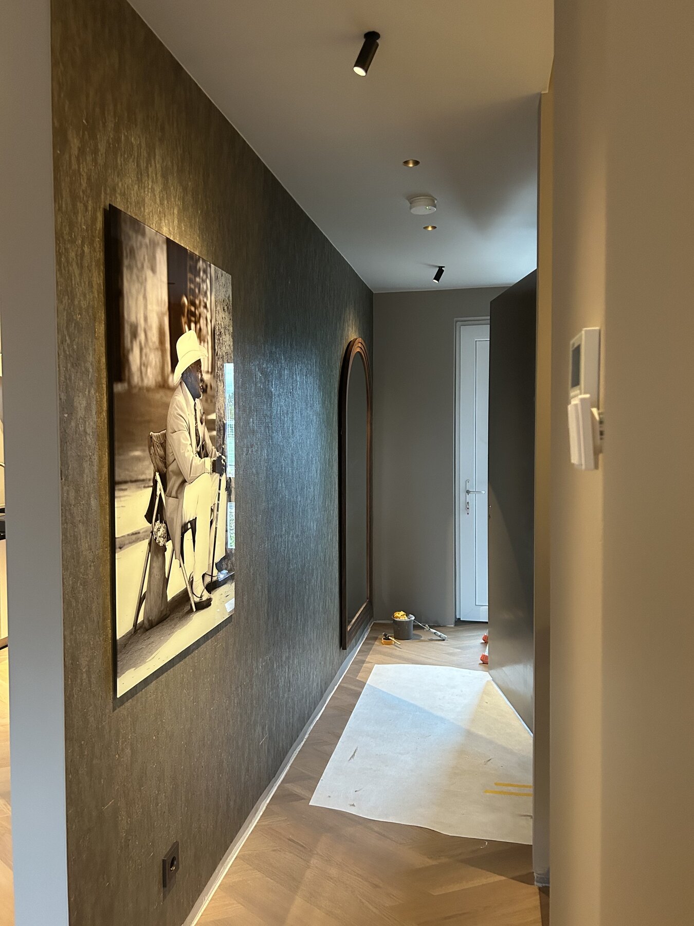 Donkere hal met kunstwand
